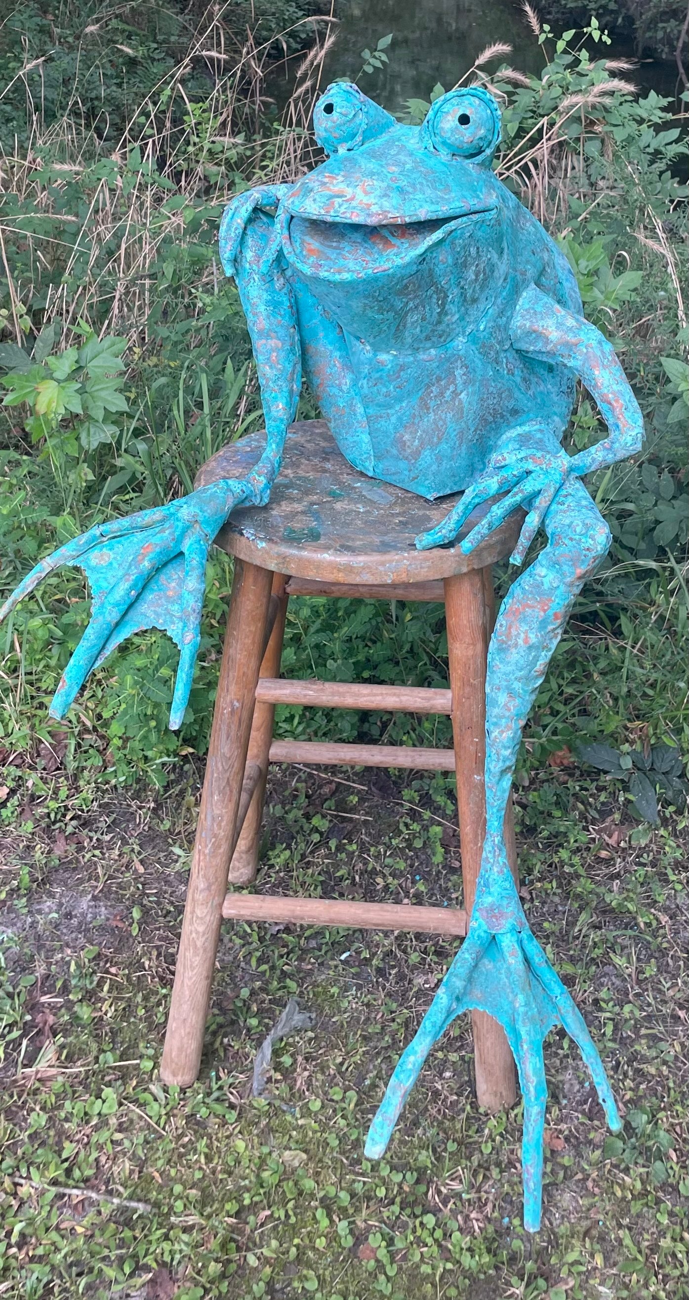 Sitting happy frog, leg dangling