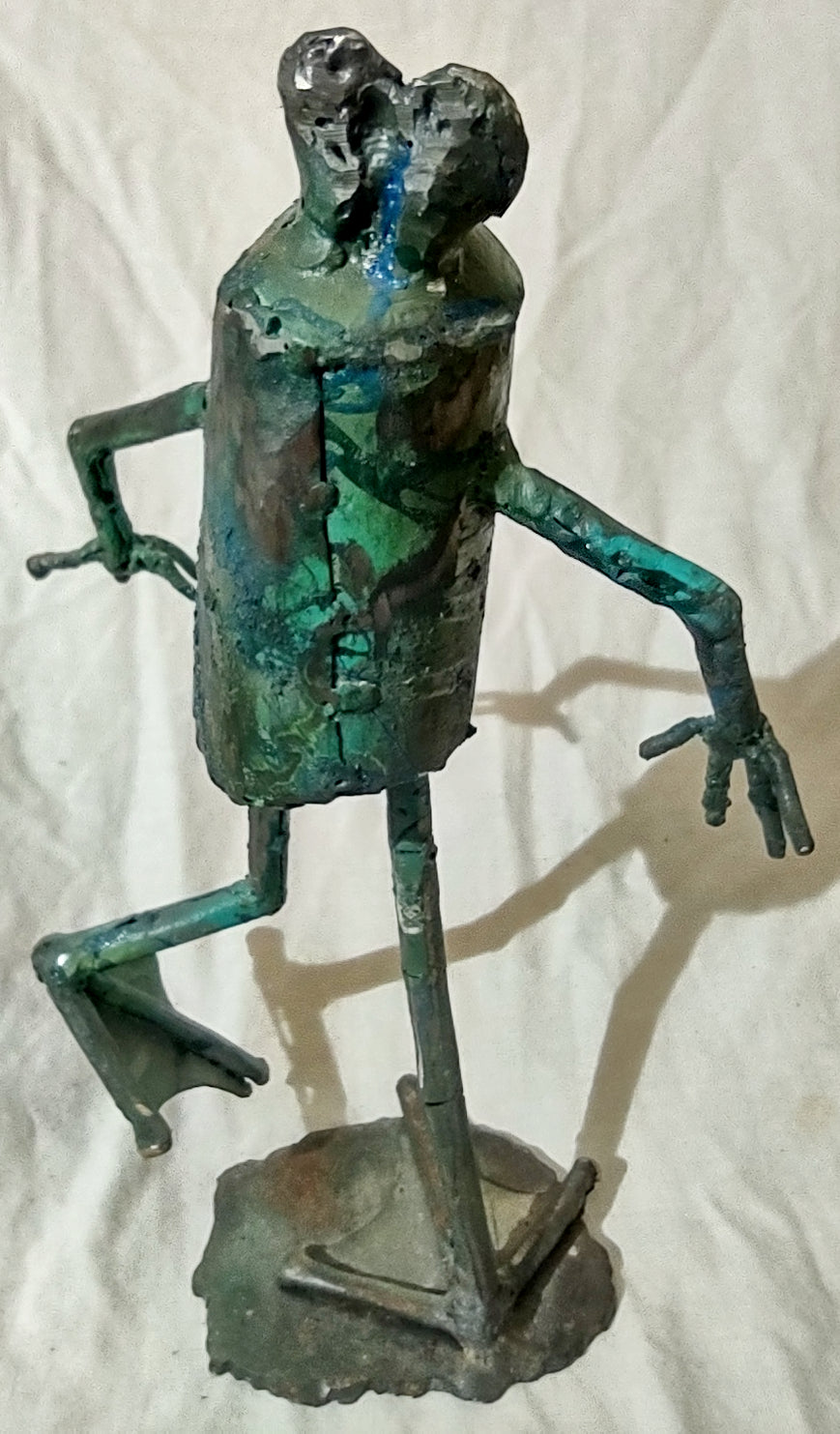 steel painted frog sculpture dancing